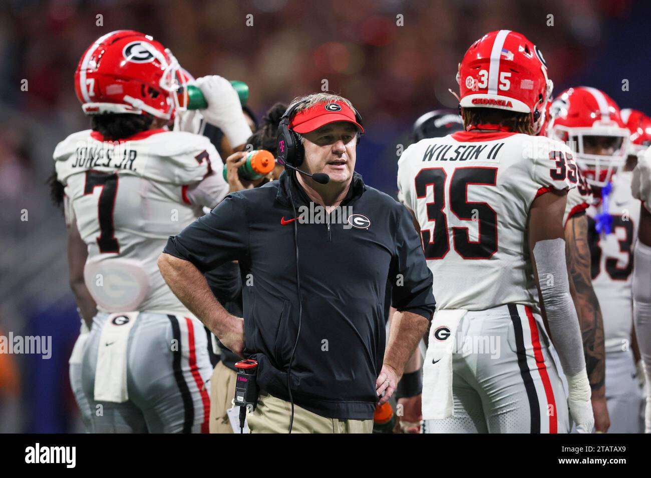 Atlanta, USA. Dezember 2023. Georgiens Cheftrainer Kirby Smart reagiert in der zweiten Halbzeit gegen Alabama im SEC Championship-Spiel im Mercedes-Benz Stadium am Samstag, den 2. Dezember 2023, in Atlanta. (Foto: Jason Getz/The Atlanta Journal-Constitution/TNS/SIPA USA) Credit: SIPA USA/Alamy Live News Stockfoto