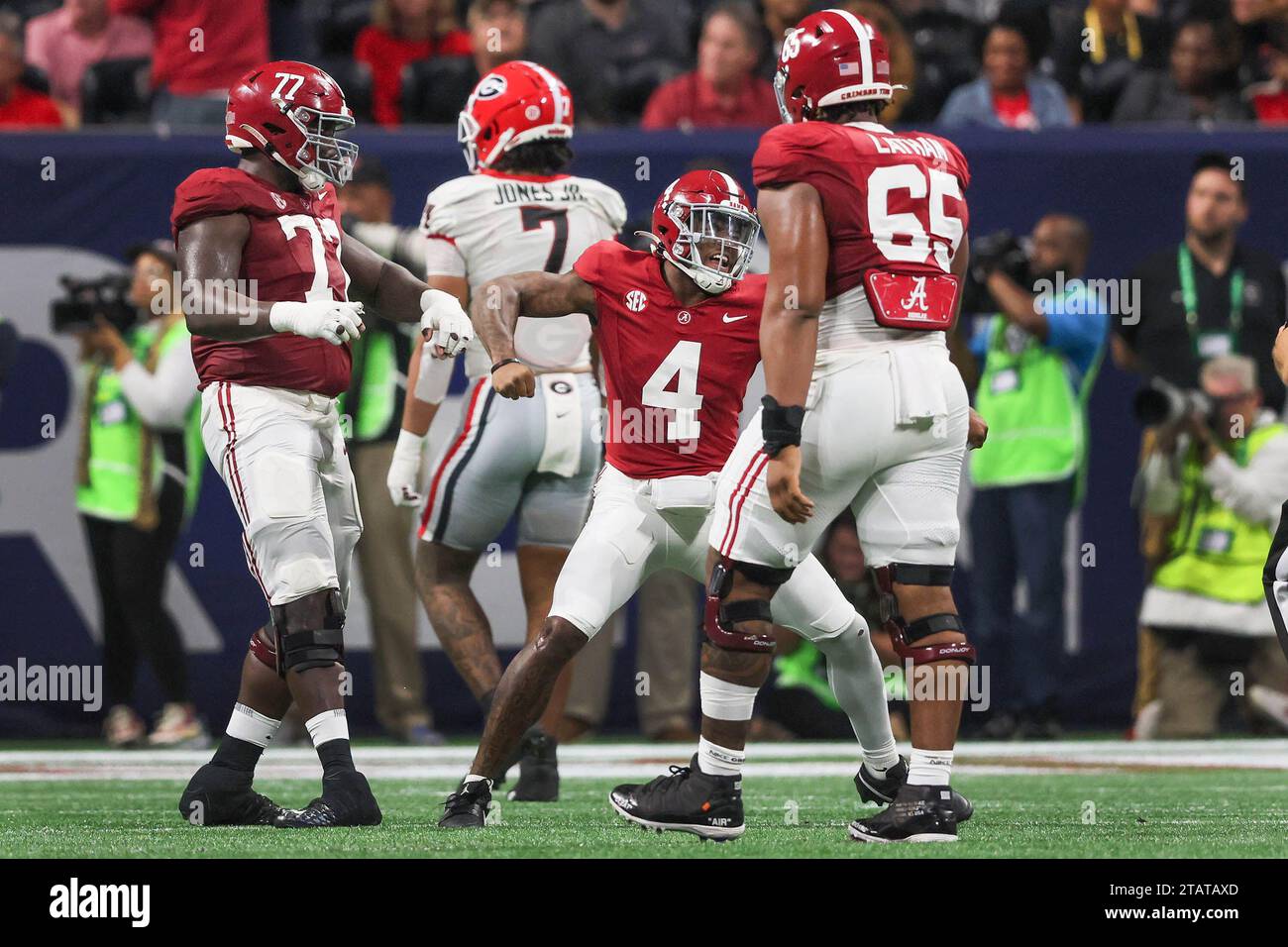 Atlanta, USA. Dezember 2023. Der Alabama-Quarterback Jalen Milroe (4) feiert am Samstag, den 2. Dezember 2023, im Mercedes-Benz Stadium einen Touchdown in der ersten Halbzeit gegen Georgia. (Foto: Jason Getz/The Atlanta Journal-Constitution/TNS/SIPA USA) Credit: SIPA USA/Alamy Live News Stockfoto