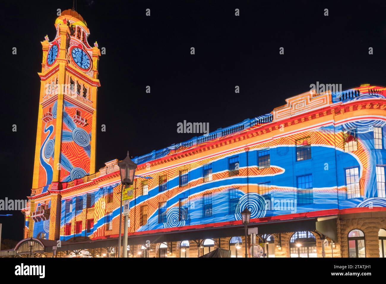 Die Pitt Street und der zentrale Vorplatz der Central Station in Sydney werden während des Vivid 2023 Festival of Light mit wechselnden Projektionen beleuchtet. Stockfoto