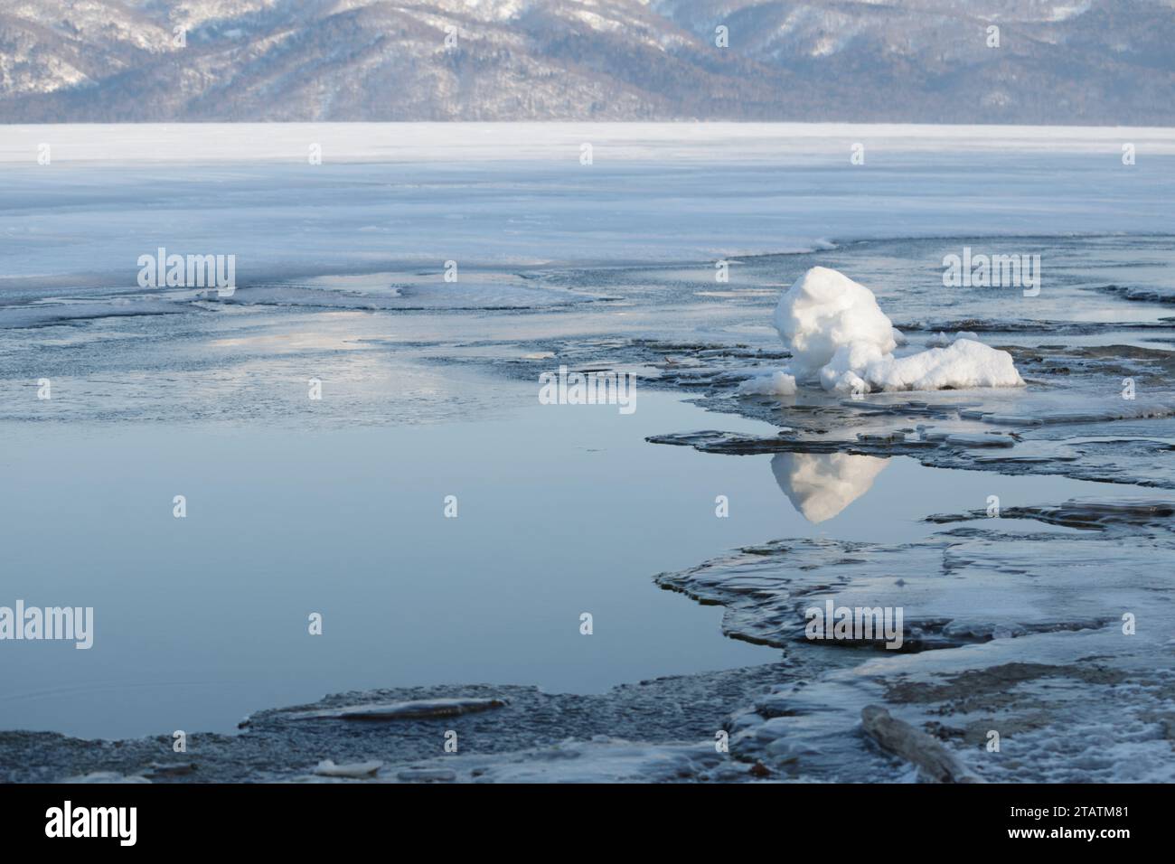 Eis in der gefrorenen Winter-Seenlandschaft, Hokkaido, Japan Stockfoto