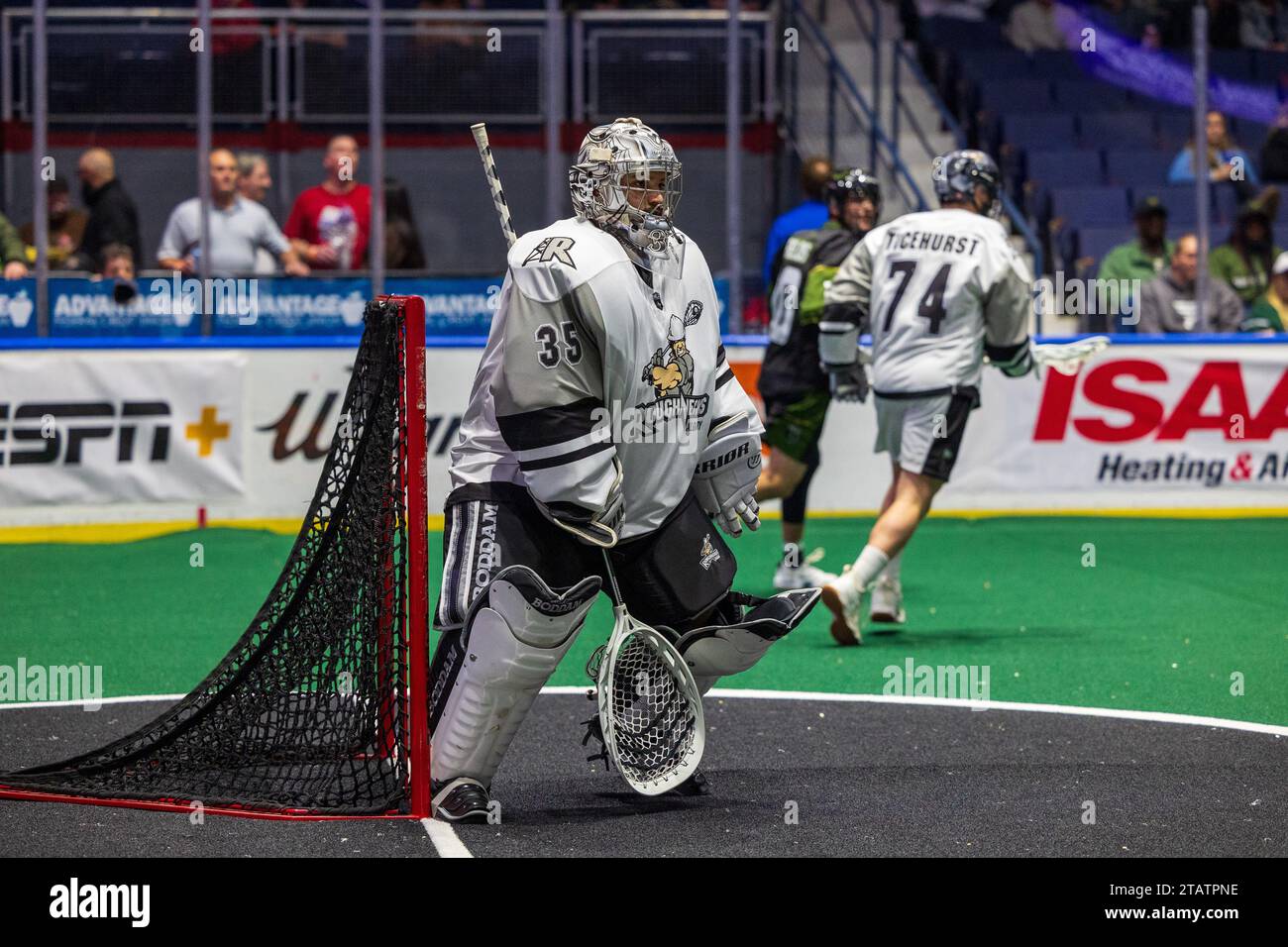 2. Dezember 2023: Calgary Roughnecks Torhüter Christian Del Bianco (35) sichert sich im zweiten Quartal ein Spiel gegen die Rochester Knighthawks. Die Rochester Knighthawks waren Gastgeber der Calgary Roughnecks in einem Spiel der National Lacrosse League in der Blue Cross Arena in Rochester, New York. (Jonathan Tenca/CSM) (Bild: © Jonathan Tenca/Cal Sport Media) Stockfoto