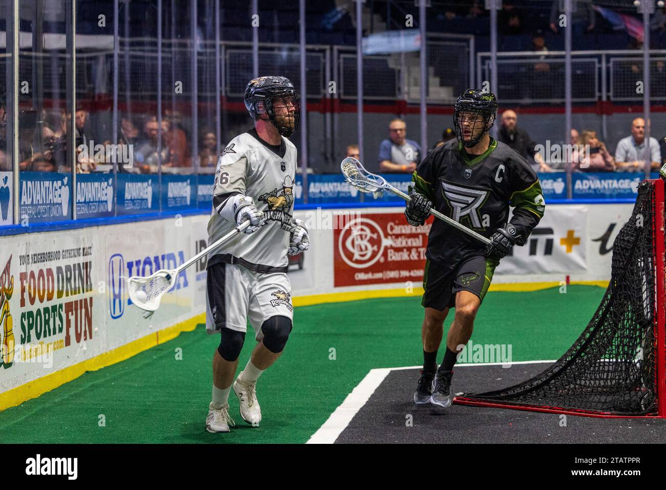 2. Dezember 2023: Dan Taylor (26) von Calgary Roughnecks kommt im vierten Quartal in einem Spiel gegen die Rochester Knighthawks. Die Rochester Knighthawks waren Gastgeber der Calgary Roughnecks in einem Spiel der National Lacrosse League in der Blue Cross Arena in Rochester, New York. (Jonathan Tenca/CSM) Stockfoto