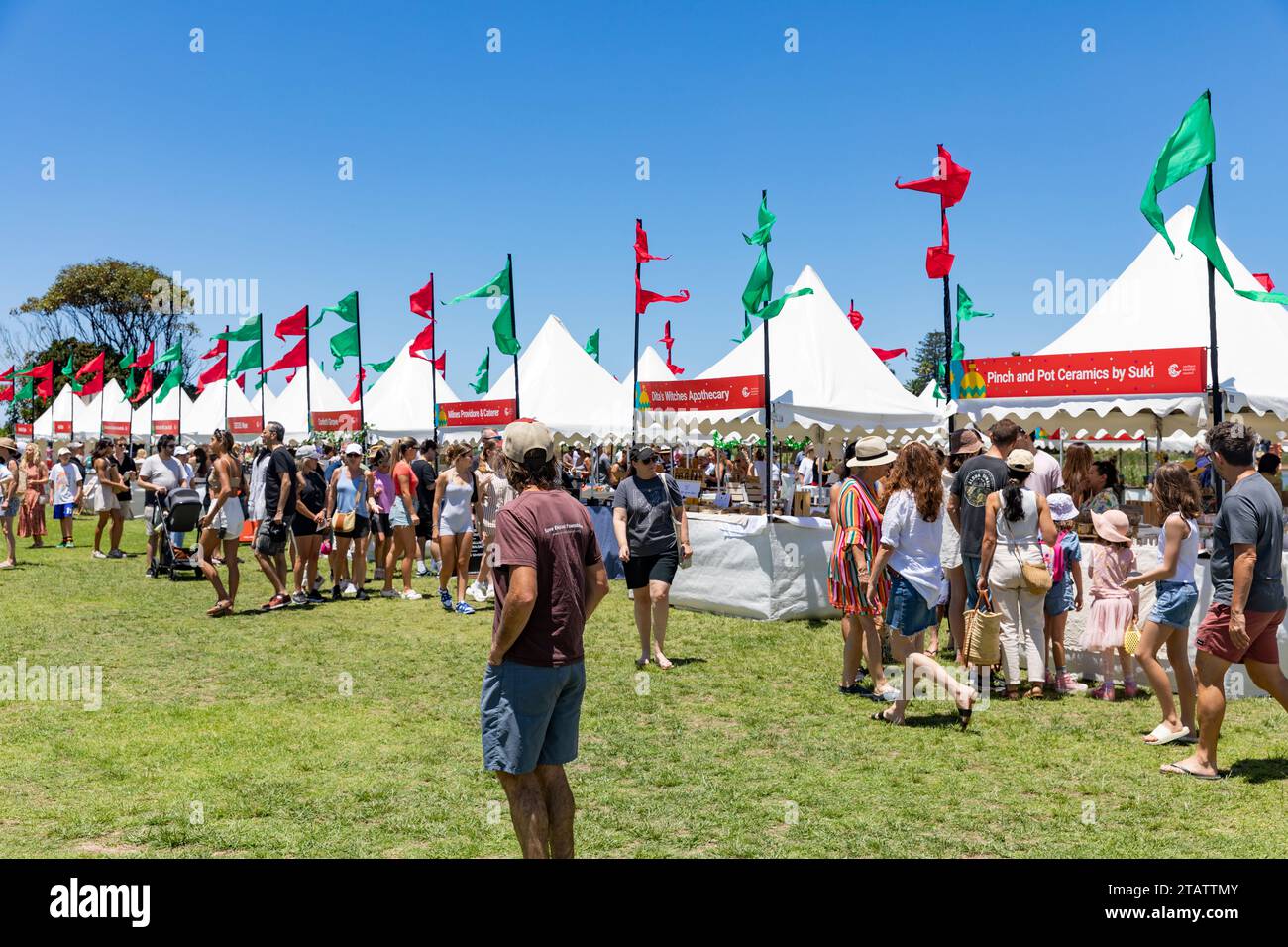 Australien Weihnachtsmarkt in Narrabeen Sydney am blauen Himmel Dezember Tag, Verkaufsstände verkaufen Weihnachtsgeschenke und Geschenkideen, MSW, Australien Stockfoto