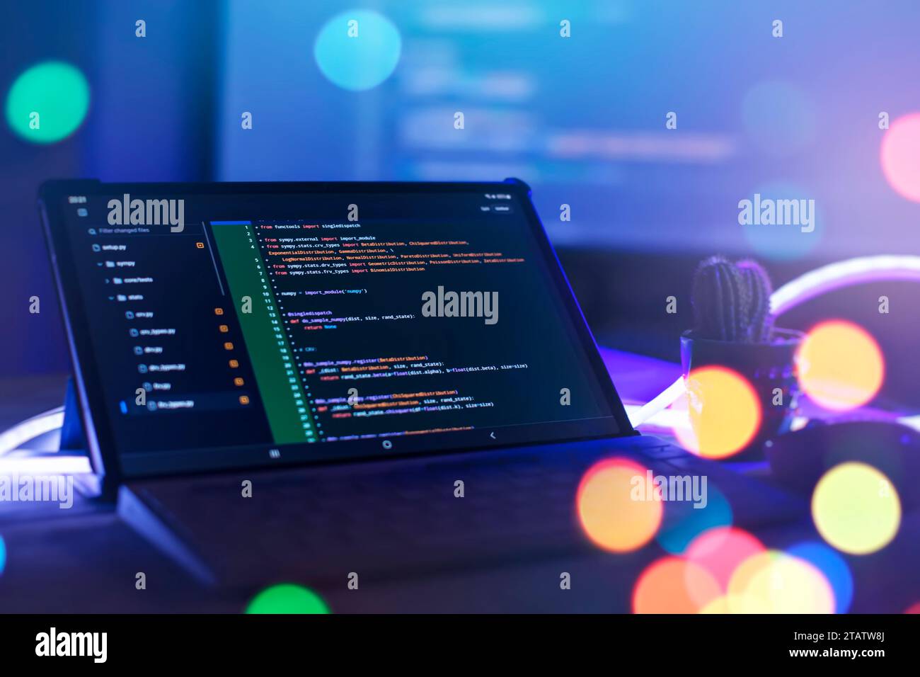 Analyse der Serverprotokolle. Nahaufnahme Entwicklung von Programmier- und Codierungstechnologien. Entwickler arbeiten an Websites Codes im Büro. Stockfoto