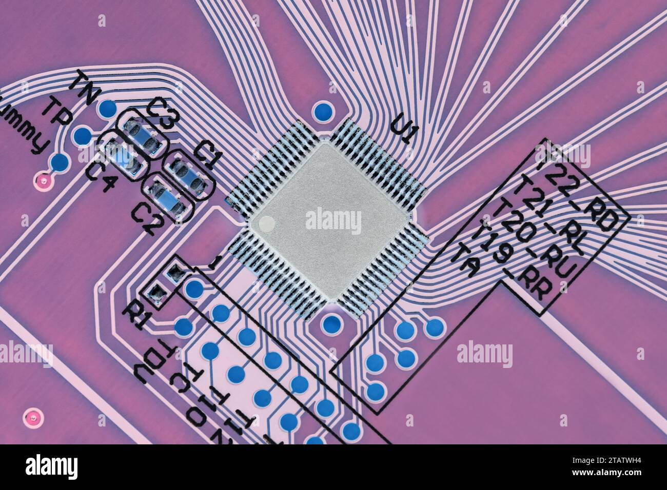 Mikroprozessor auf einer Leiterplatte, Nahaufnahme, Draufsicht, in invertierten Farben. Makrofotografie Stockfoto