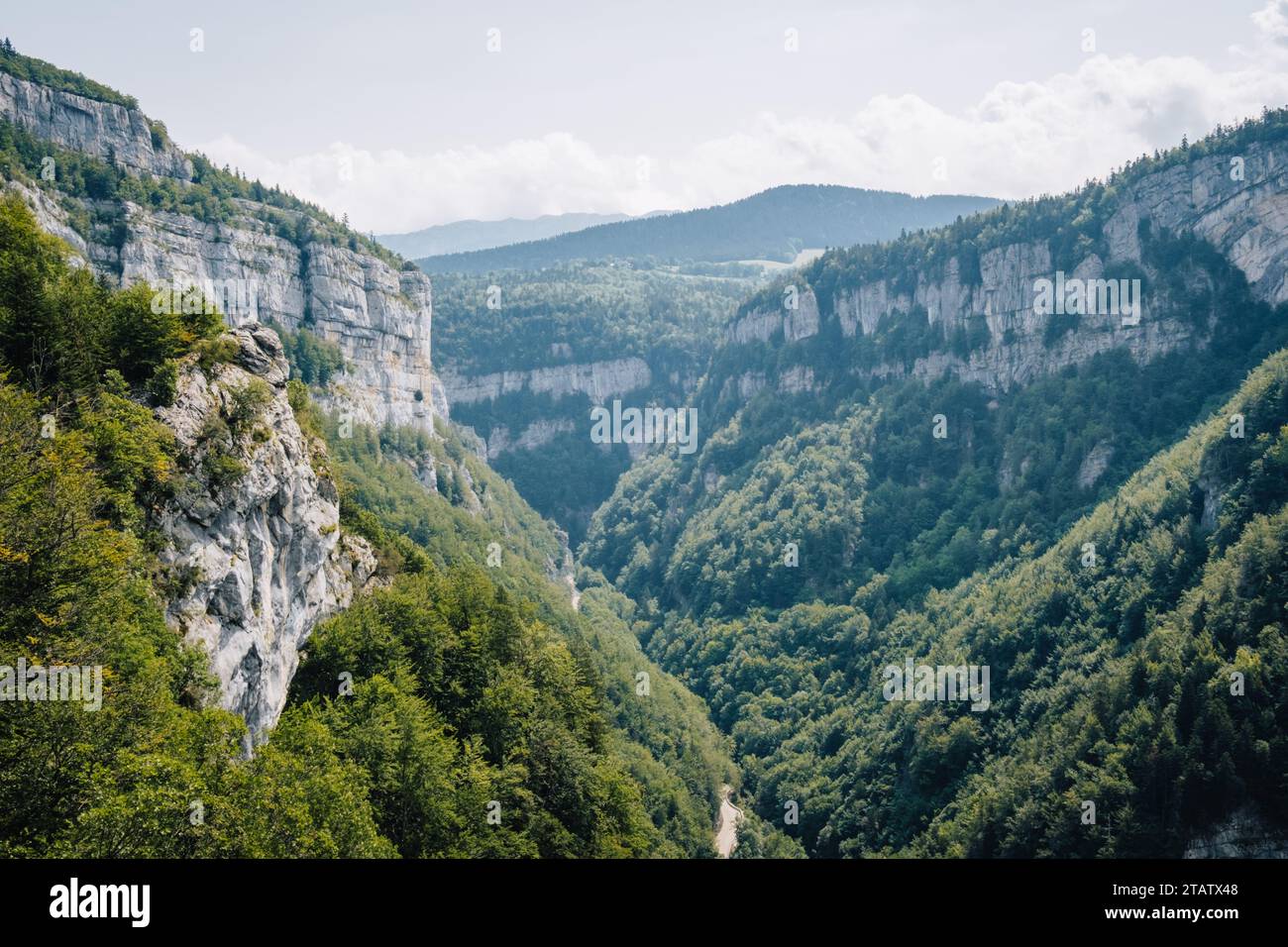 Blick auf die Alpen und die Berge des Vercors vom Wanderweg der Bourne Schlucht in den französischen Alpen (Isere) Stockfoto