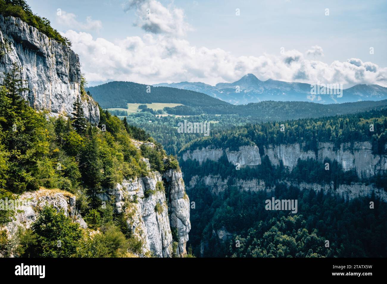 Blick auf die Alpen und die Berge des Vercors vom Wanderweg der Bourne Schlucht in den französischen Alpen (Isere) Stockfoto