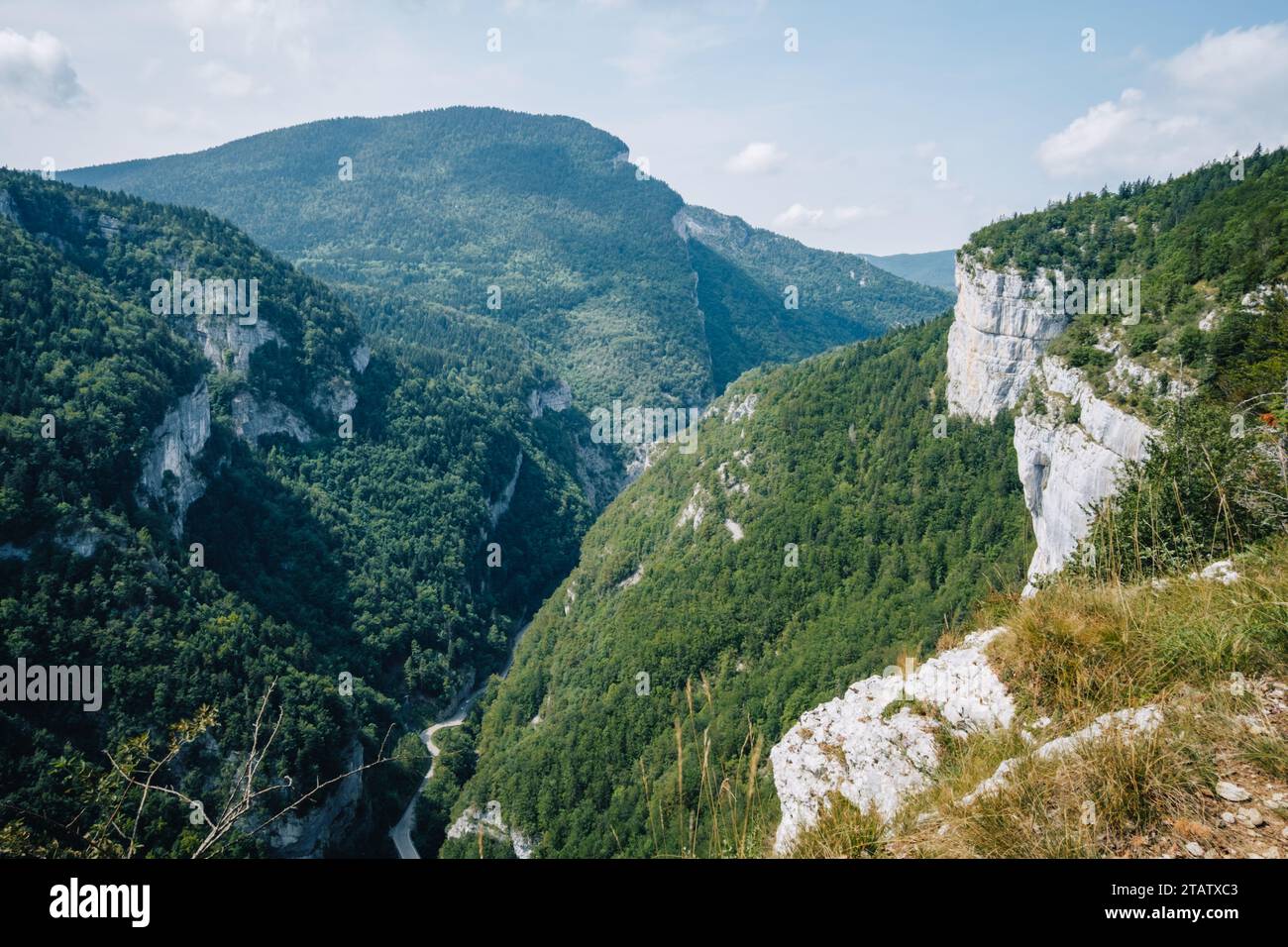 Blick auf die Alpen und die Berge des Vercors vom Wanderweg der Bourne Schlucht in den französischen Alpen (Isere) Stockfoto
