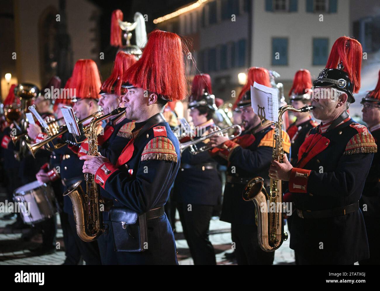 Rottenburg Kreis Tübingen 02.12.2023 großes Zapfenstreich mit Serenade der Bügerwache in Paradeuniform auf dem Rottenburger Marktplatz vor dem Dom anlaesslich des 75. Geburtstage und der Verabschiedung von Dr. Gebhard Fuerst. Erster war mehr als 23 Jahre Bischof der Dioezese Rottenburg-Stuttgart. Musikzug, Musikkapelle auf dem Marktplatz xxNOxMODELxRELEASExx *** Bezirk Rottenburg Tübingen 02 12 2023 großes Tattoo mit Serenade der Bürgergarde in Paradeuniform auf dem Rottenburger Marktplatz vor dem Dom anlässlich des 75. Geburtstages und des Abschieds von Dr. Geb Stockfoto