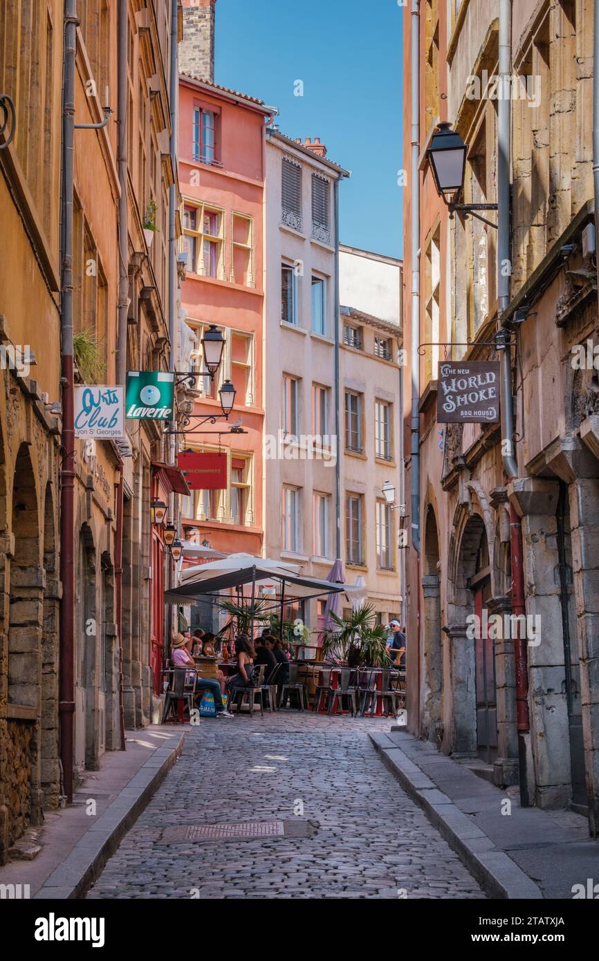 Blick auf die mittelalterlichen Fassaden der Häuser der Saint Georges Straße im Viertel Vieux Lyon (Frankreich) im Sommer Stockfoto