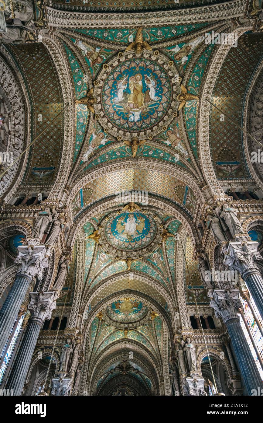 Blick auf die Bögen, Decken und Mosaike des Kirchenschiffs der Basilika Notre-Dame de Fourvière mit ihrer neobyzantinischen Architektur in Lyon (Frankreich) Stockfoto