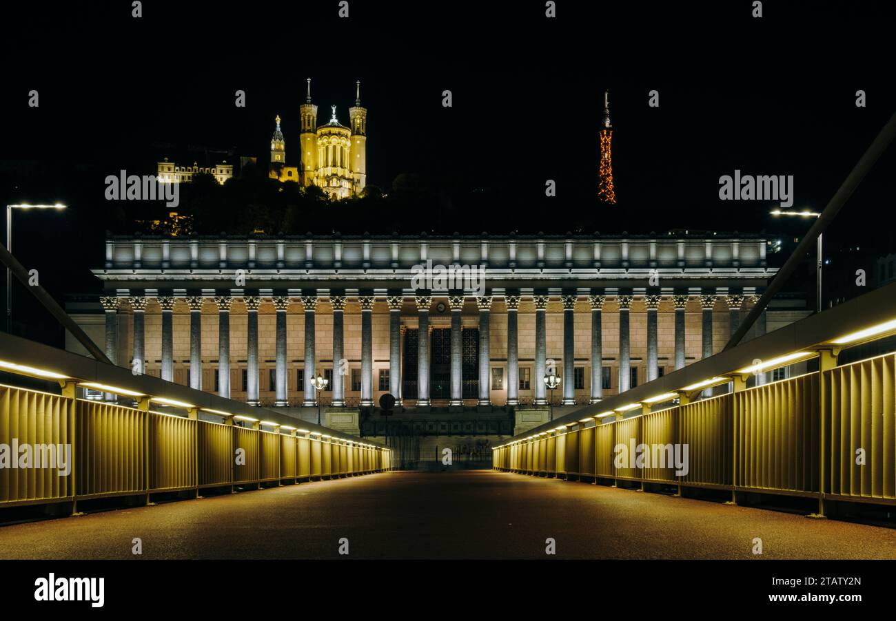 Blick auf das Berufungsgericht von Lyon, die Basilika von Fourviere bei Nacht von der Fußgängerbrücke des Gerichtsgebäudes (Frankreich) Stockfoto