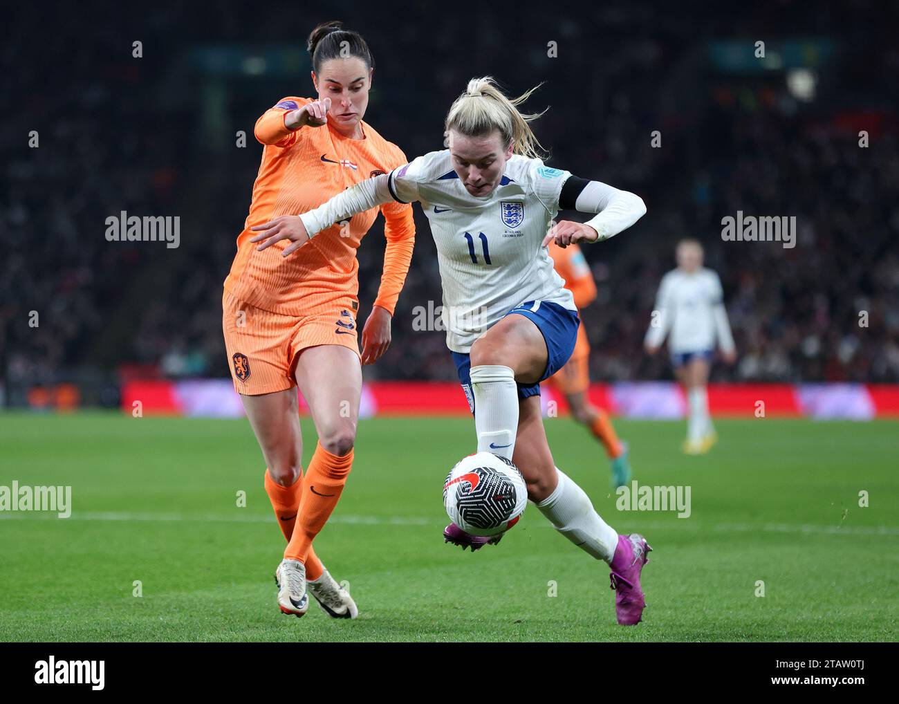 London, Großbritannien. Dezember 2023. Caitlin Dijkstra aus den Niederlanden und Lauren Hanp aus England während des Spiels der UEFA Women's Nations League im Londoner Wembley Stadium. Der Bildnachweis sollte lauten: Paul Terry/Sportimage Credit: Sportimage Ltd/Alamy Live News Stockfoto