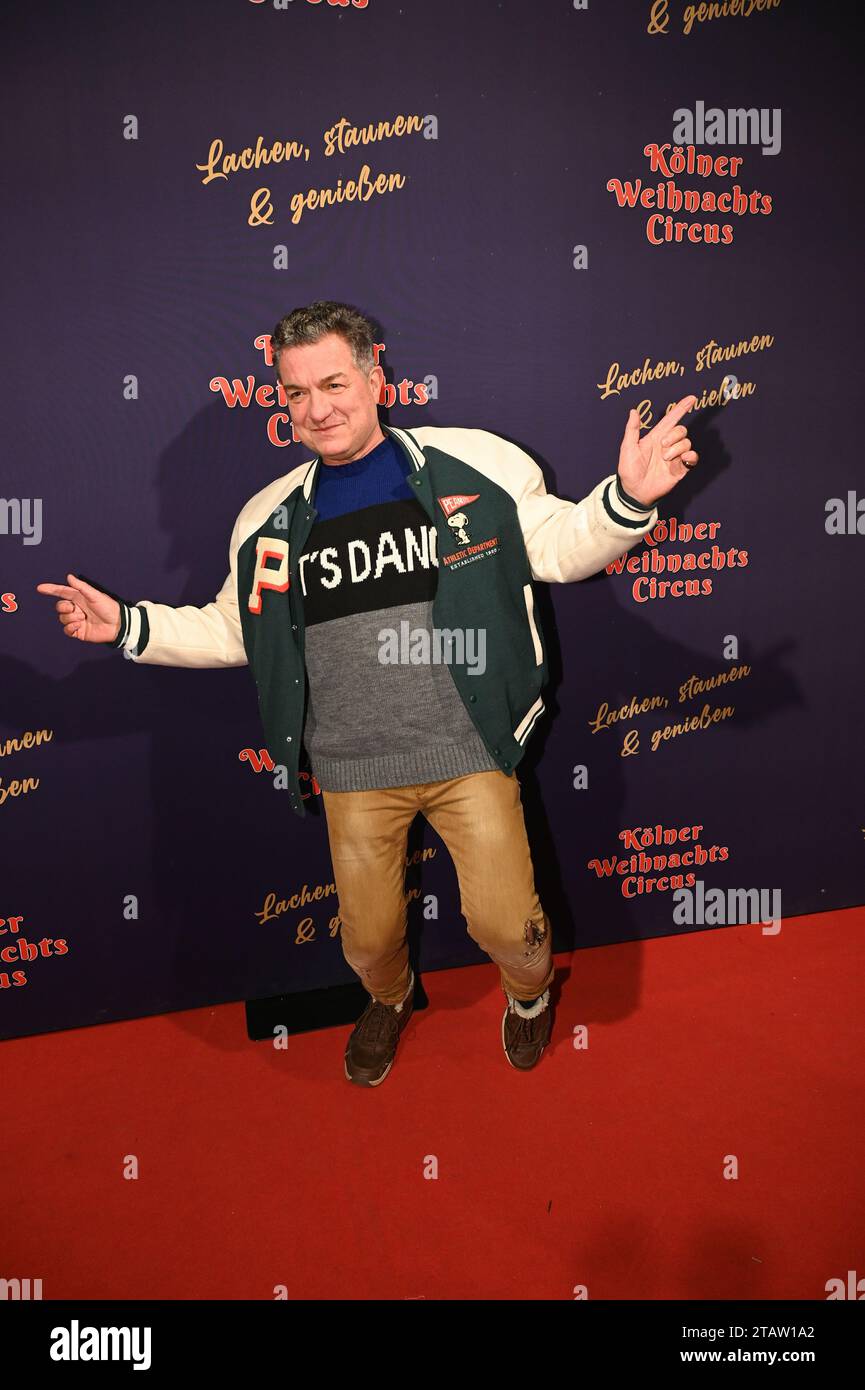 Köln, Deutschland. Dezember 2023. Moderator LINUS, Realname Michael Büttgen, kommt zur Premiere des 8. Kölner Weihnachtszirkus Credit: Horst Galuschka/dpa/Alamy Live News Stockfoto