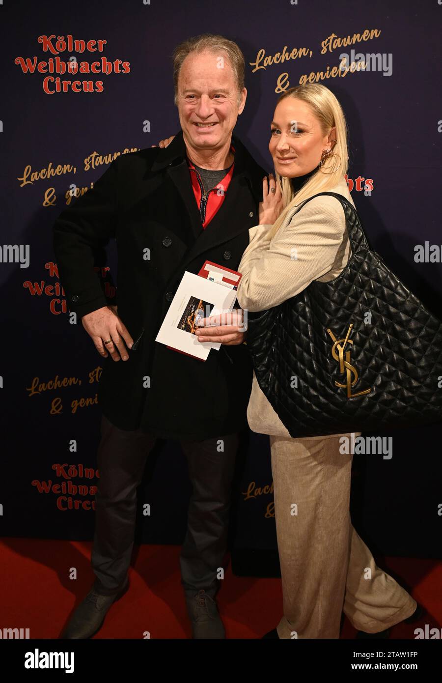 Köln, Deutschland. Dezember 2023. Der Comedian Tom Gerhardt und die Schauspielerin Janine Kunze nehmen an der Premiere des 8. Kölner Weihnachtszirkus Teil Stockfoto