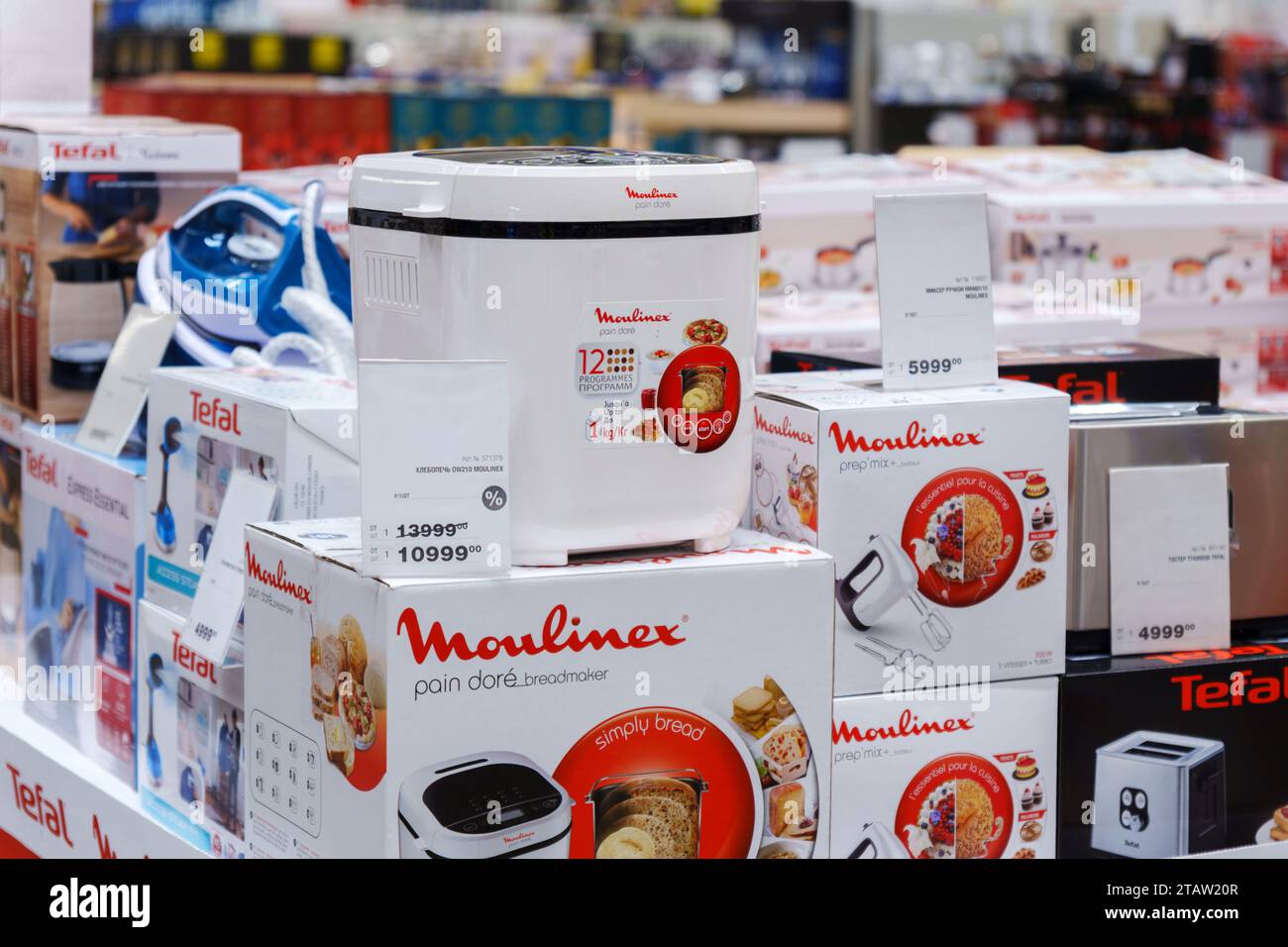 Tyumen, Russland, 04. November 2023: Brotmacher-Firma Moulinex Logo Nahaufnahme. Stockfoto