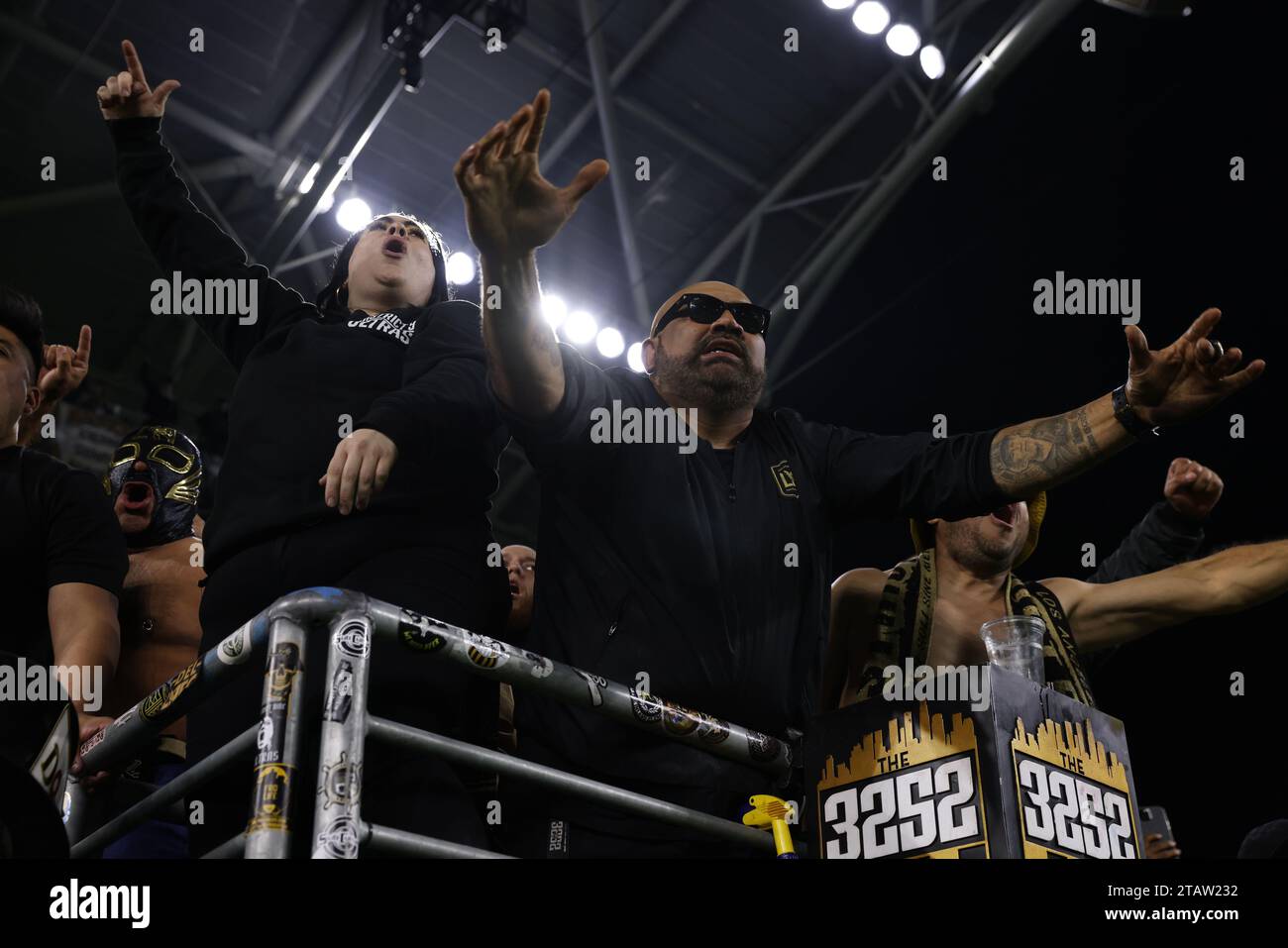 Los Angeles, Kalifornien, USA. Dezember 2023. Die Fans von Los Angeles FC feiern nach dem Finale der MLS Western Conference 2023 zwischen Los Angeles FC und Houston Dynamo FC im BMO Stadium in Los Angeles, Kalifornien. (Kreditbild: © Brenton TSE/ZUMA Press Wire) NUR REDAKTIONELLE VERWENDUNG! Nicht für kommerzielle ZWECKE! Stockfoto