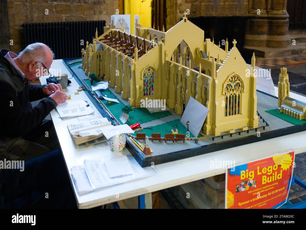 Der große Lego-Bau findet in der St. Boltoph's Kirche statt Stockfoto