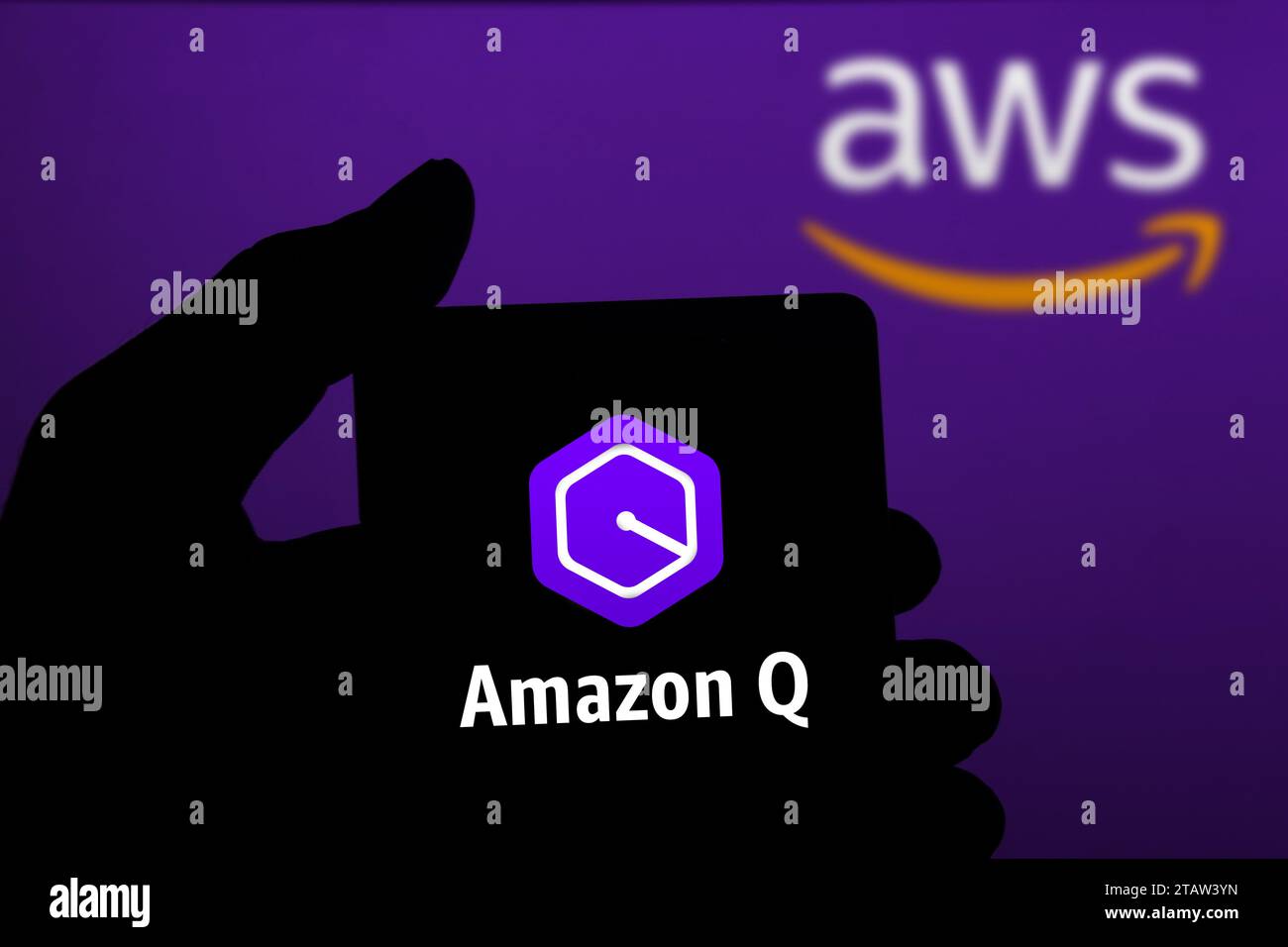 Dhaka, Bangladesch - 15. Dezember 2023: Amazon Q Logo auf Smartphone. Amazon Q AI Chatbot-Anwendung für Unternehmen Stockfoto