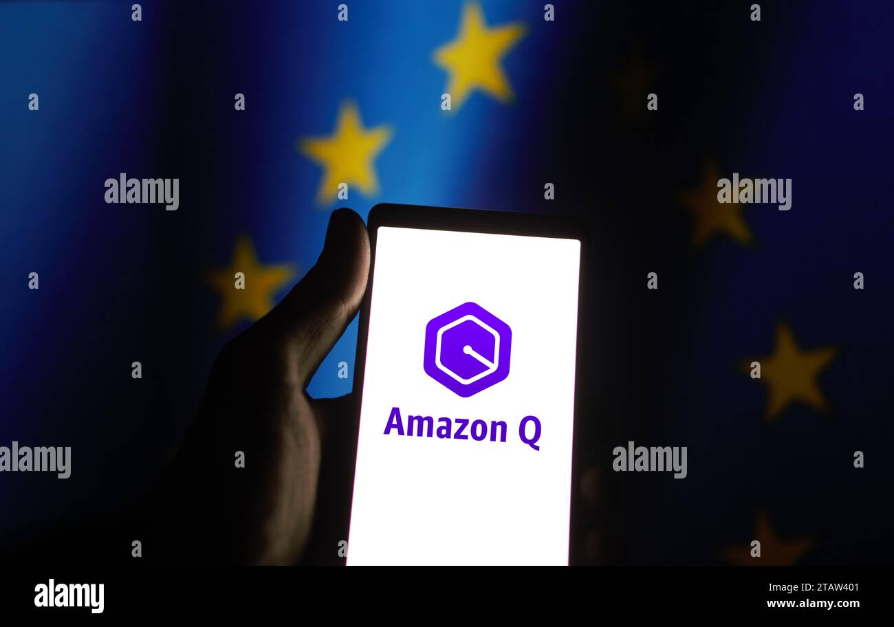 Dhaka, Bangladesch - 15. Dezember 2023: Amazon Q Logo auf Smartphone. Amazon Q AI Chatbot-Anwendung für Unternehmen Stockfoto