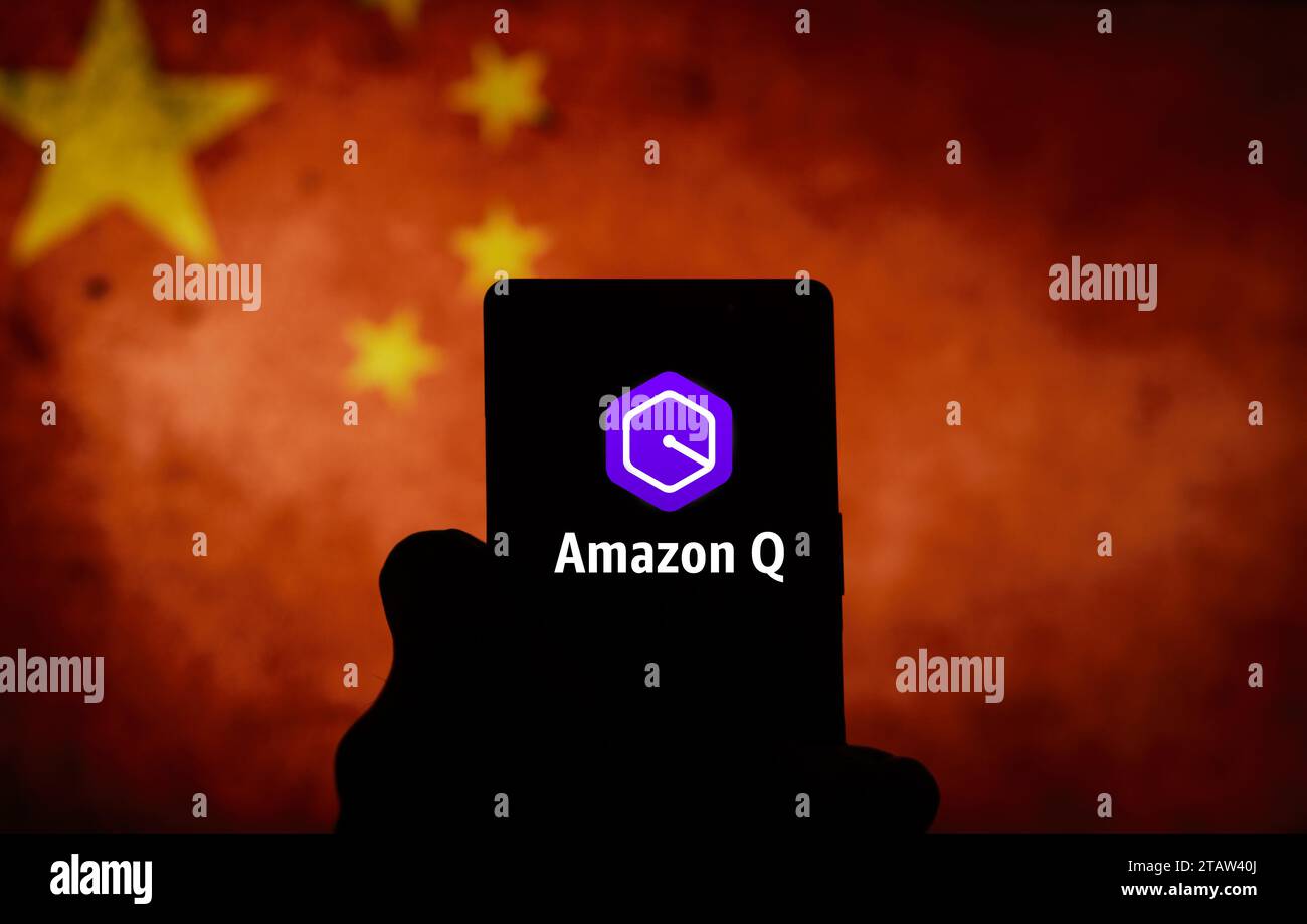 Dhaka, Bangladesch - 15. Dezember 2023: Amazon Q Logo auf Smartphone. Amazon Q AI Chatbot-Anwendung für Unternehmen Stockfoto