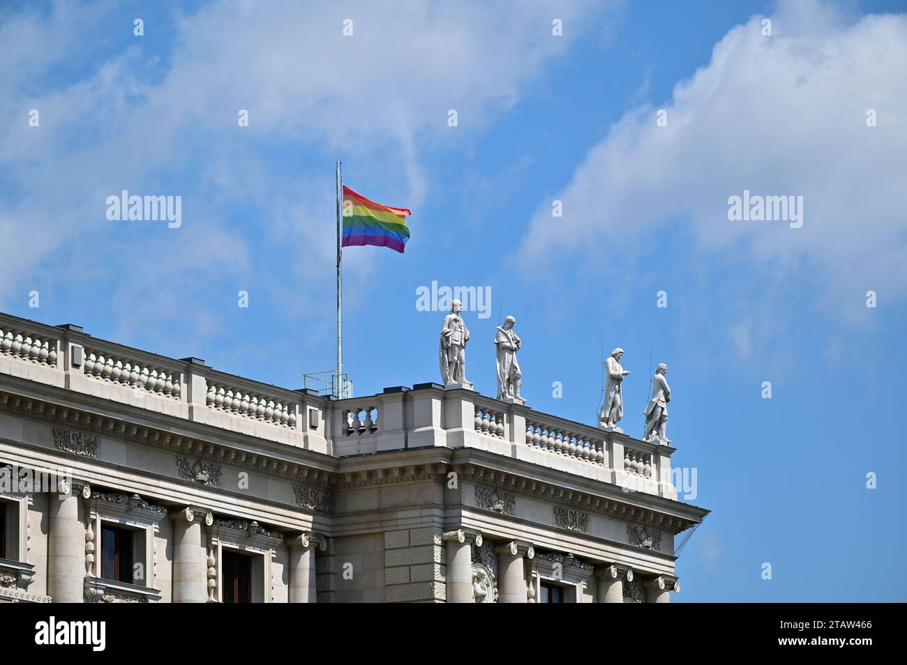 Dach des Naturhistorischen Museums in Wien mit Regenbogenfahne Stockfoto