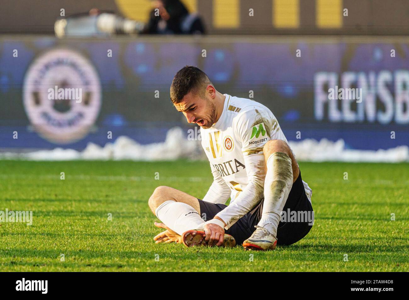 Kiel, Deutschland. Dezember 2023. Ivan Prtajin (SV Wehen Wiesbaden, #18) bleibt nach foul auf dem Boden sitzen GER, Holstein Kiel vs. SV Wehen Wiesbaden, Fussball, 2. Bundesliga, Spieltag 15, Spielzeit 2023/2024, 02.12.2023 DFL-VORSCHRIFTEN VERBIETEN JEDE VERWENDUNG VON FOTOGRAFIEN ALS BILDSEQUENZEN UND/ODER QUASI-VIDEO Foto: Eibner-Pressefoto/Marcel von Fehrn Credit: dpa/Alamy Live News Stockfoto