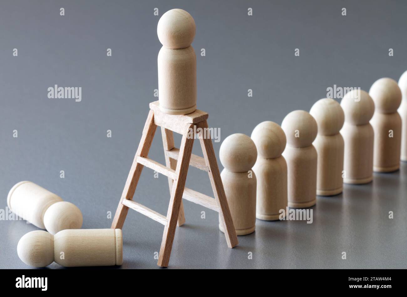 Leiter zum Erfolg, auf und ab in Geschäft und Karriere, kreatives Konzept Stockfoto