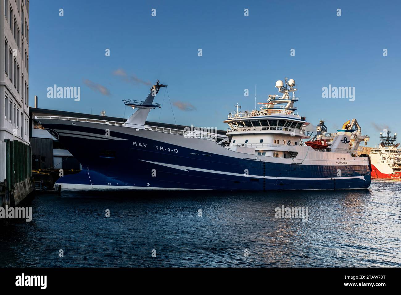 Das Fischereifahrzeug Rav hat im Hafen von Bergen, Norwegen, vor Anker gebracht. Stockfoto