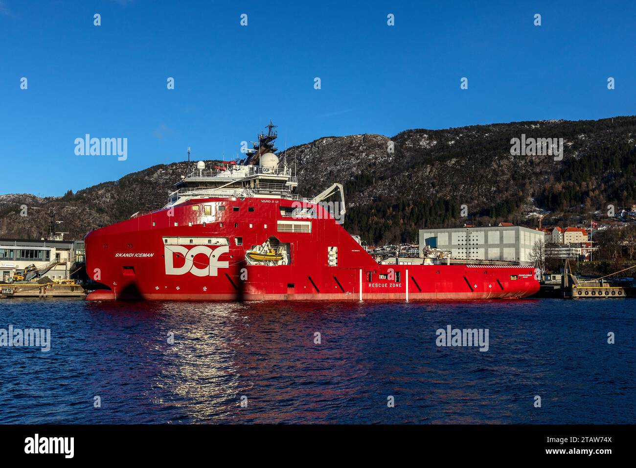 Offshore-Schlepper Skandi Iceman mit Ankerumschlag am Kai Skoltegrunnskaien im Hafen von Bergen, Norwegen Stockfoto