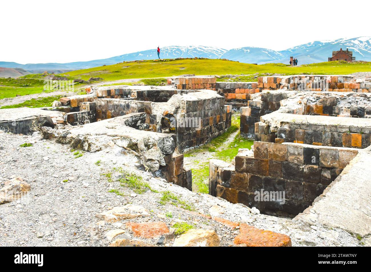 Landschaftlich reizvolle Luftaufnahme der archäologischen Stätte von Ani in Kars, Türkei - armenische mittelalterliche Stadtruinen von Ani im Frühling. Teil der Seidenstraße Stockfoto