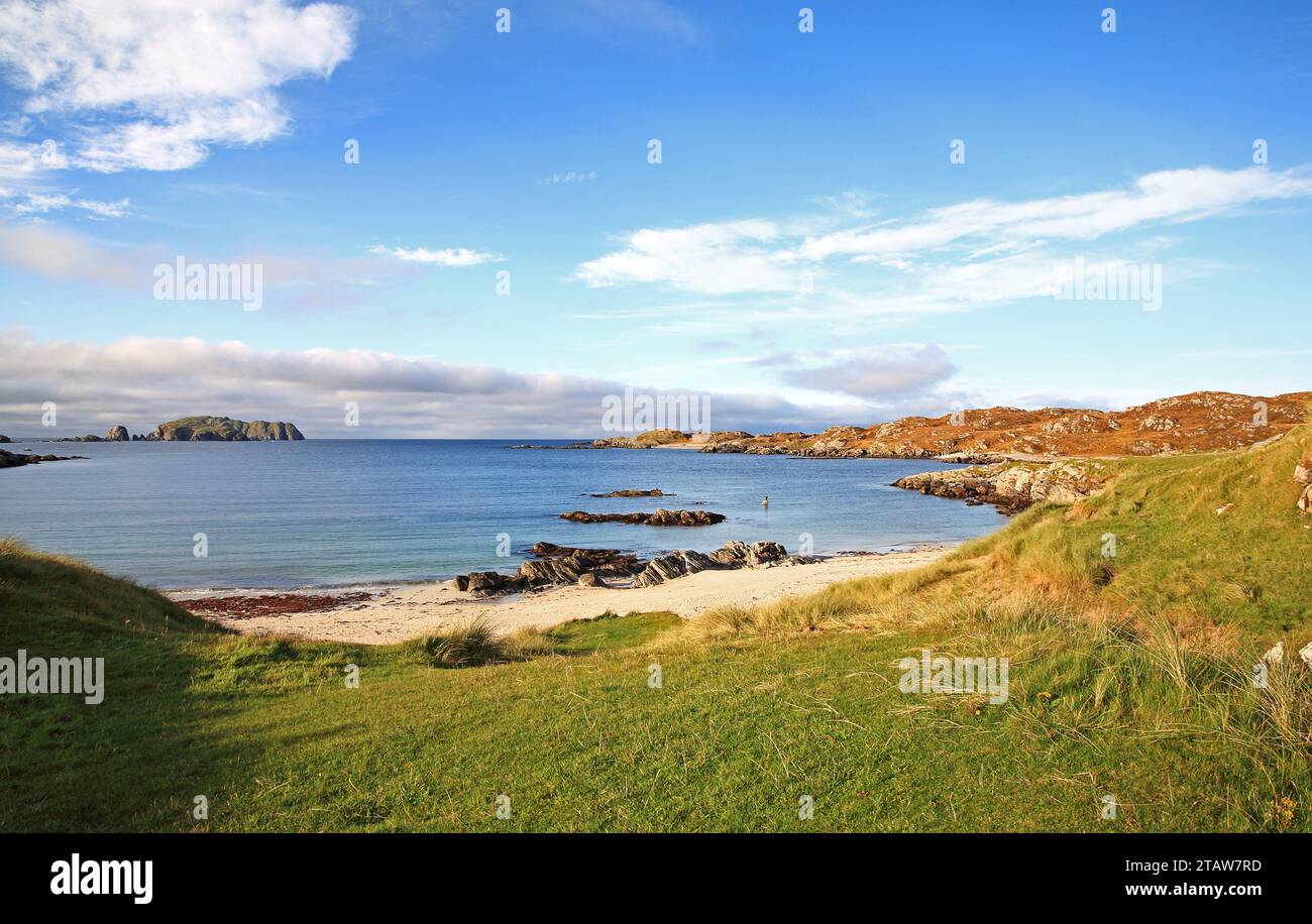 Blick auf den Bosta Beach auf Hochwasser in Richtung Flodaigh Island auf Great Bernera an der Westküste der Isle of Lewis, Äußere Hebriden, Schottland.Dünen Stockfoto