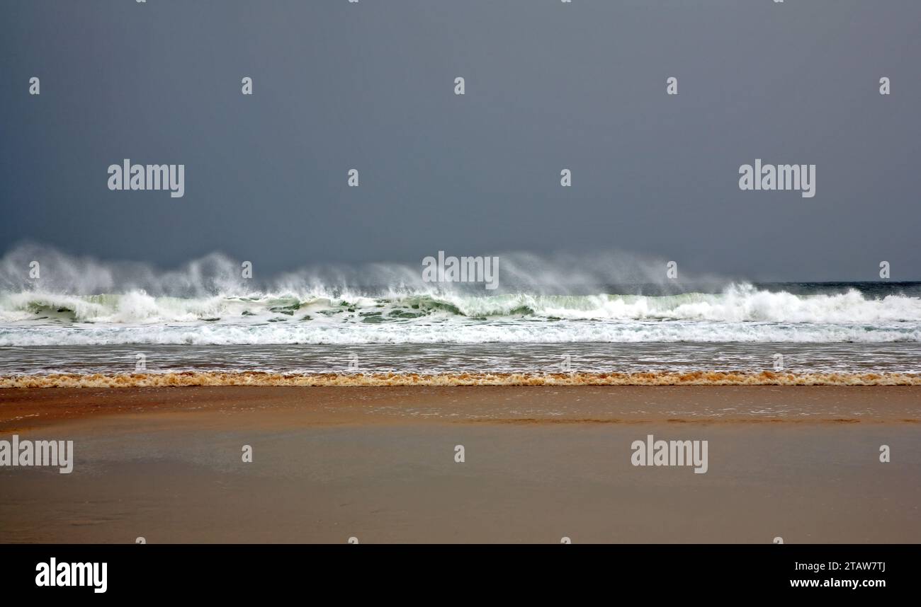 Wellen, die gegen Sturmwind vor der Küste brechen, mit Rückenspray an der Ostküste der Isle of Lewis nördlich von Stornoway, Outer Hebrides, Schottland. Stockfoto