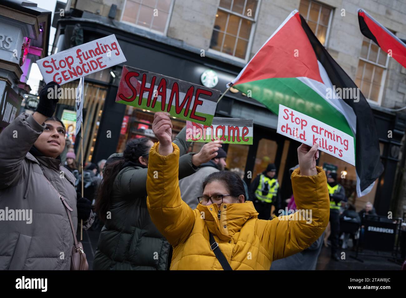 märz „Waffenruhe jetzt“ zur Unterstützung von Gaza und Palästina zur Zeit des Krieges mit Israel am 2. Dezember 2023 in Edinburgh (Schottland). Stockfoto