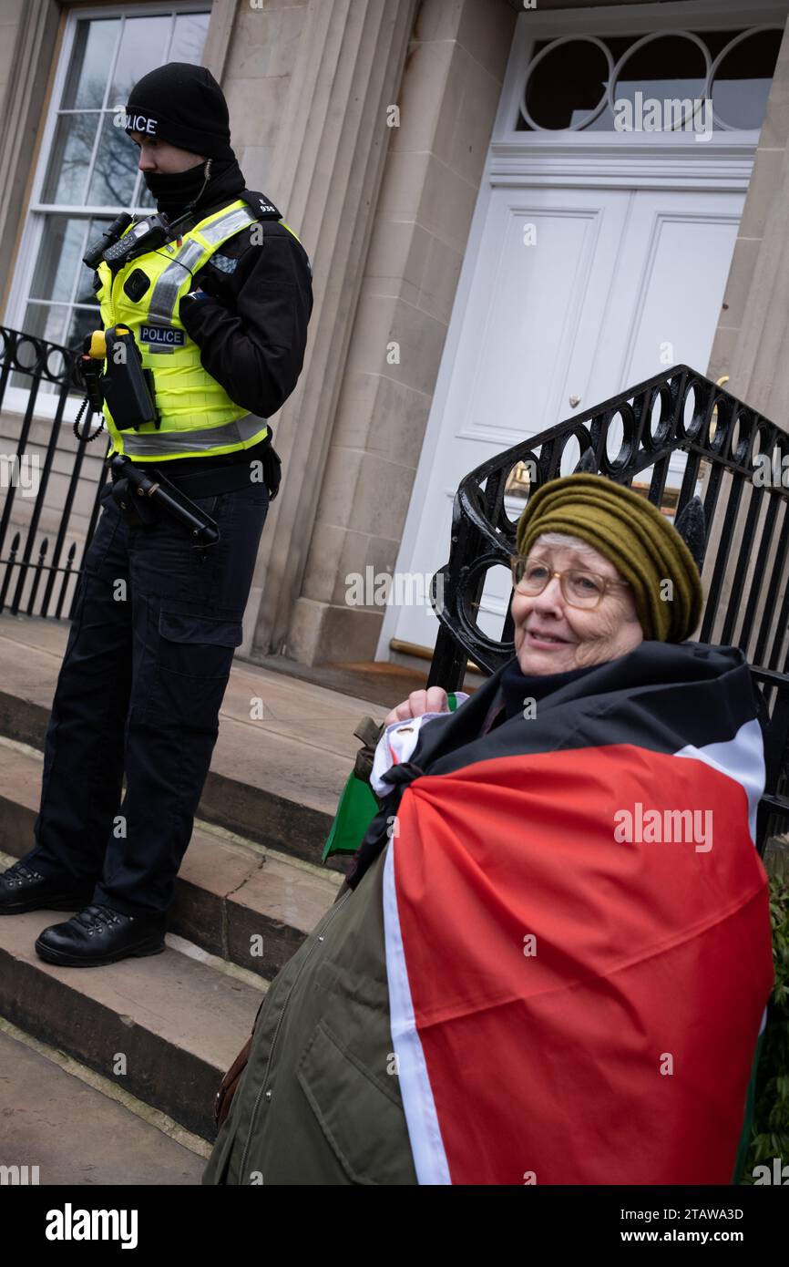 märz „Waffenruhe jetzt“ zur Unterstützung von Gaza und Palästina zur Zeit des Krieges mit Israel am 2. Dezember 2023 in Edinburgh (Schottland). Stockfoto