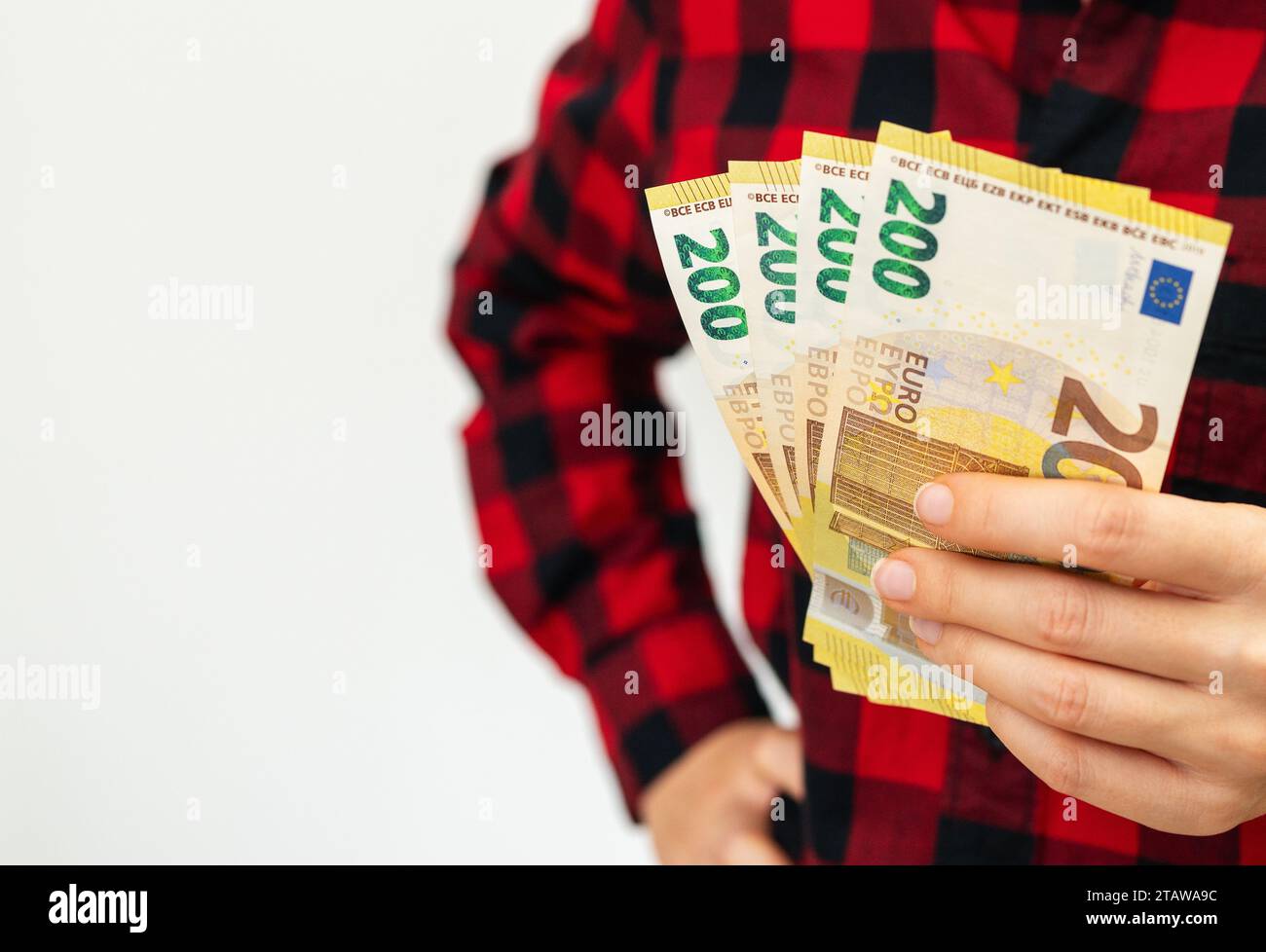 Eine Frau, die 200-Euro-Scheine in der Hand hält. Stockfoto