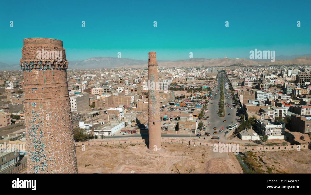Luftaufnahme von Herat Stadt, Musalla Komplex, fünf Musallah Minarette von Herat, Zitadelle von Herat, Qala Iktyaruddin. Stockfoto
