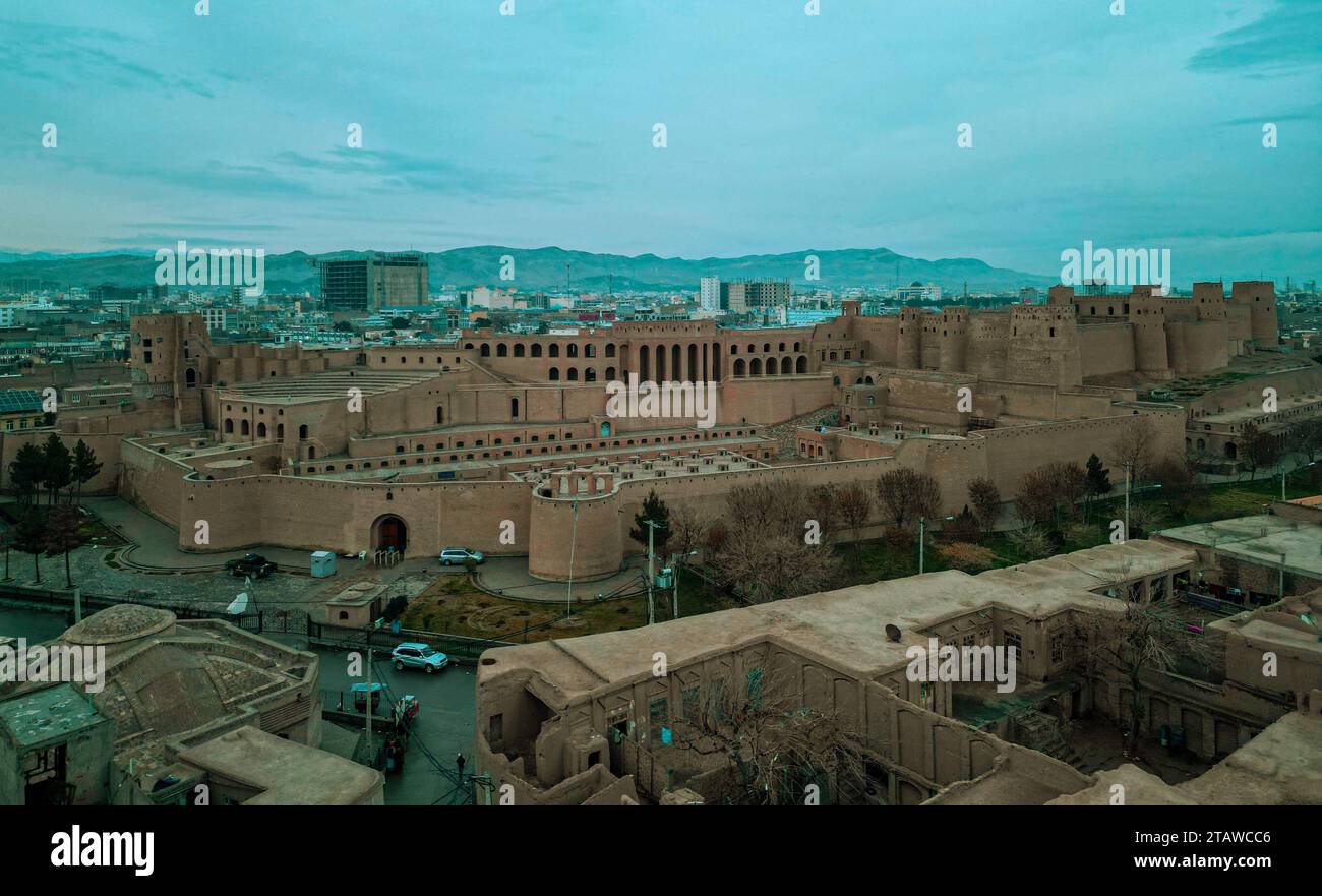 Luftaufnahme von Herat Stadt, Musalla Komplex, fünf Musallah Minarette von Herat, Zitadelle von Herat, Qala Iktyaruddin. Stockfoto
