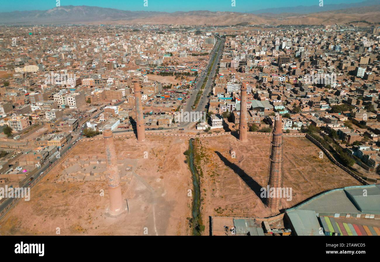 Luftaufnahme von Herat Stadt, Musalla Komplex, fünf Musallah Minarette von Herat, Zitadelle von Herat, Qala Iktyaruddin. Stockfoto