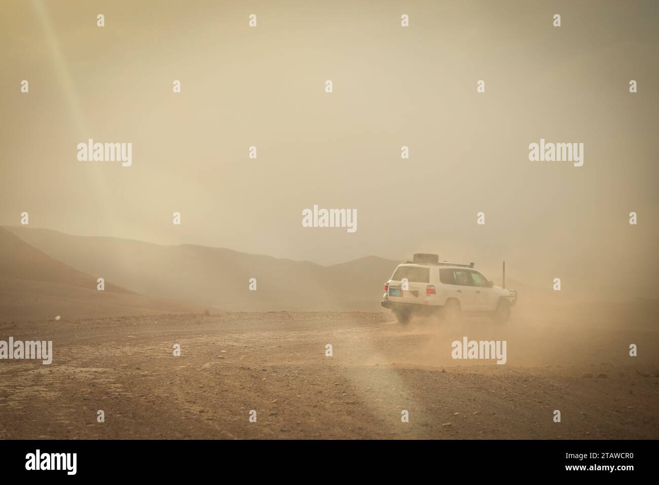 Blick auf eine Wüste mit Nebel und Sandsturm. Stockfoto