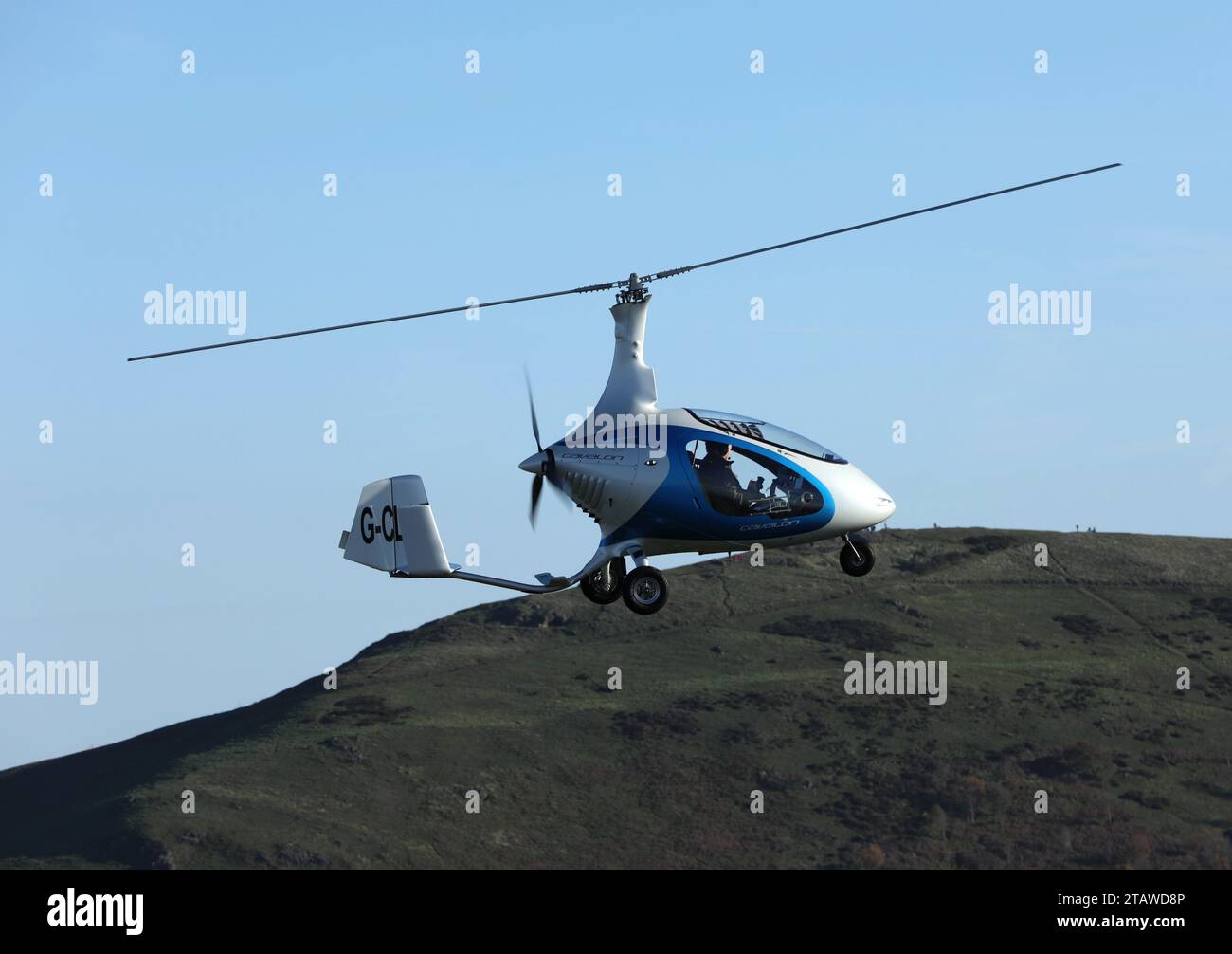 Air-to-Air-Fotos eines Cavalon-Autogyros, der in der Nähe der Malvern Hills geflogen wird Stockfoto