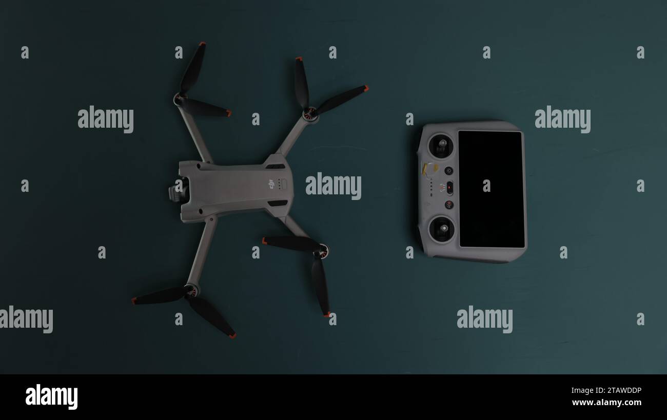 DJI Mini 3 Pro Drohne isoliert auf dunkelblauem Hintergrund. Stockfoto