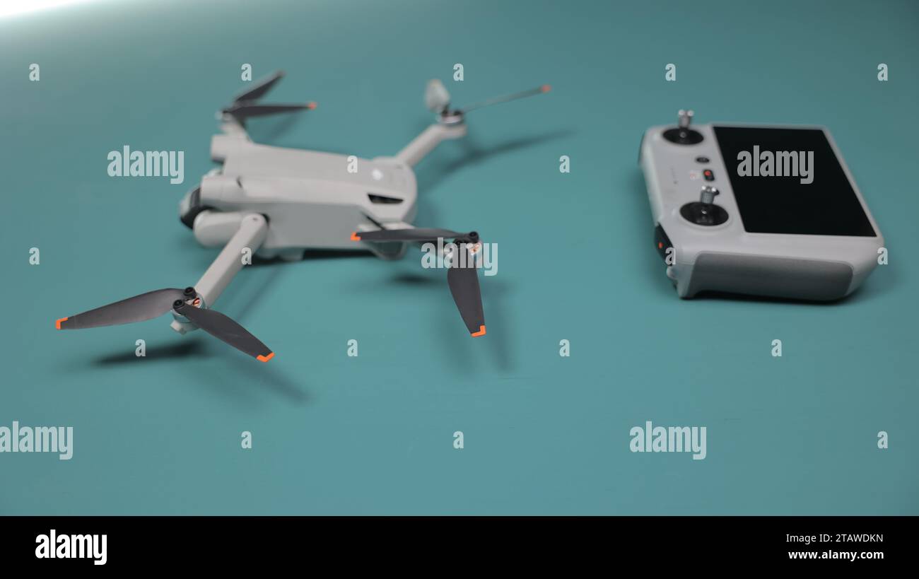 DJI Mini 3 Pro Drohne isoliert auf dunkelblauem Hintergrund. Stockfoto