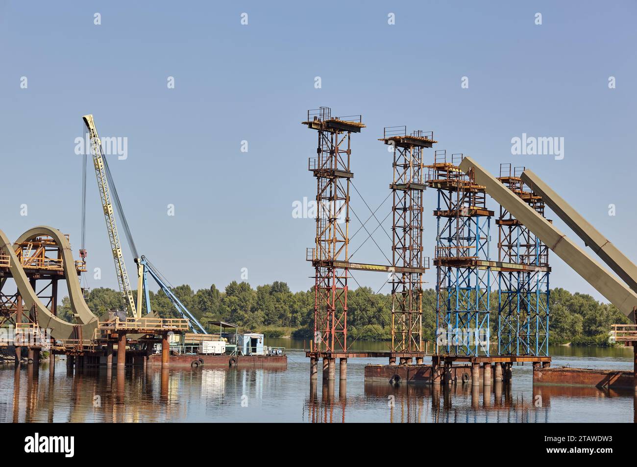 Brückenbau unter blauem Himmel, Schwimmkran. Kiew, Ukraine Stockfoto