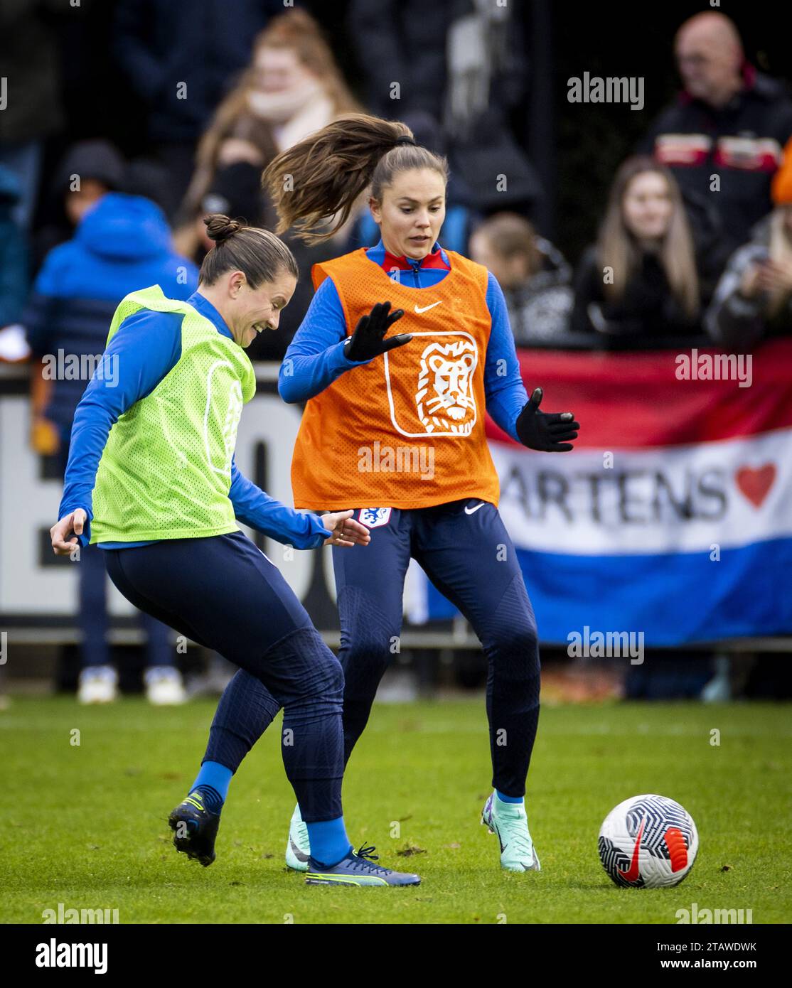 ZEIST - Sherida Spitse und Lieke Martens während des Trainings der niederländischen Mannschaft zur Vorbereitung des Spiels in der Völkerliga gegen Belgien. Die Holländer müssen die Gruppe gewinnen, um sich für die Olympischen Spiele 2024 in Paris zu qualifizieren. ANP KOEN VAN WEEL Credit: ANP/Alamy Live News Stockfoto