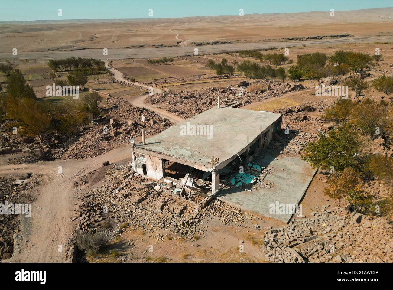 Ein Dorf, das durch ein starkes Erdbeben schwer beschädigt wurde. Herat, Afghanistan Stockfoto