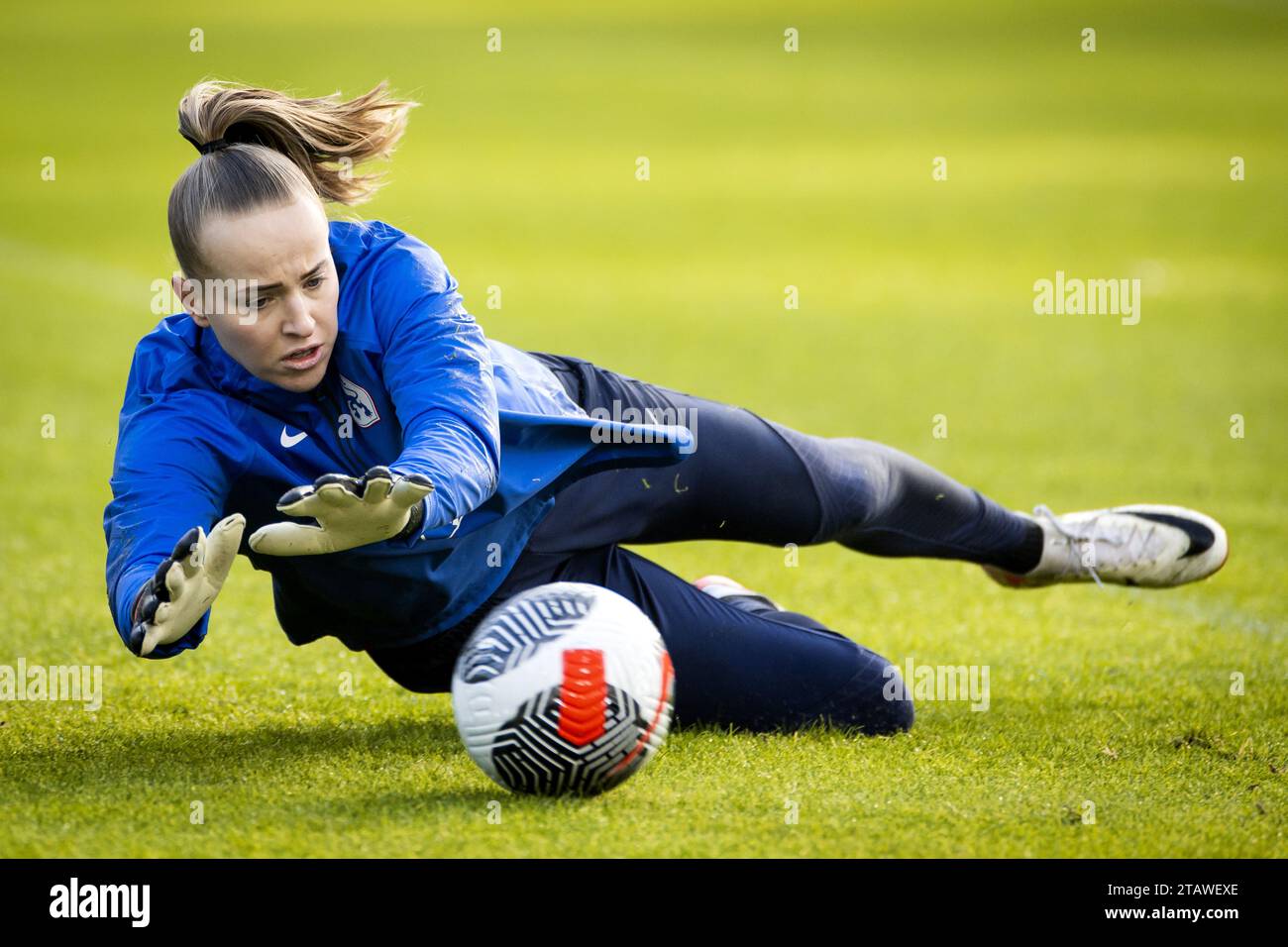 ZEIST - Daphne van Domselaar während des Trainings der niederländischen Mannschaft zur Vorbereitung des Spiels in der Nationalliga gegen Belgien. Die Holländer müssen die Gruppe gewinnen, um sich für die Olympischen Spiele 2024 in Paris zu qualifizieren. ANP KOEN VAN WEEL Credit: ANP/Alamy Live News Stockfoto