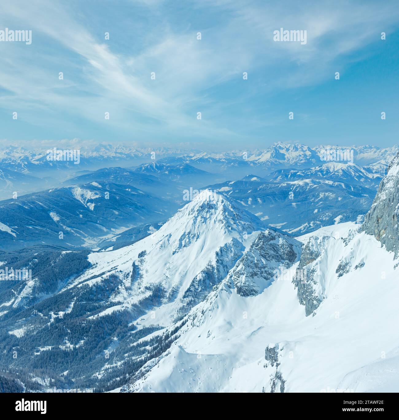 Winter trübe Veiw von Dachstein-Massiv Berggipfel, Region Schladming und Filzmoos (Österreich). Stockfoto