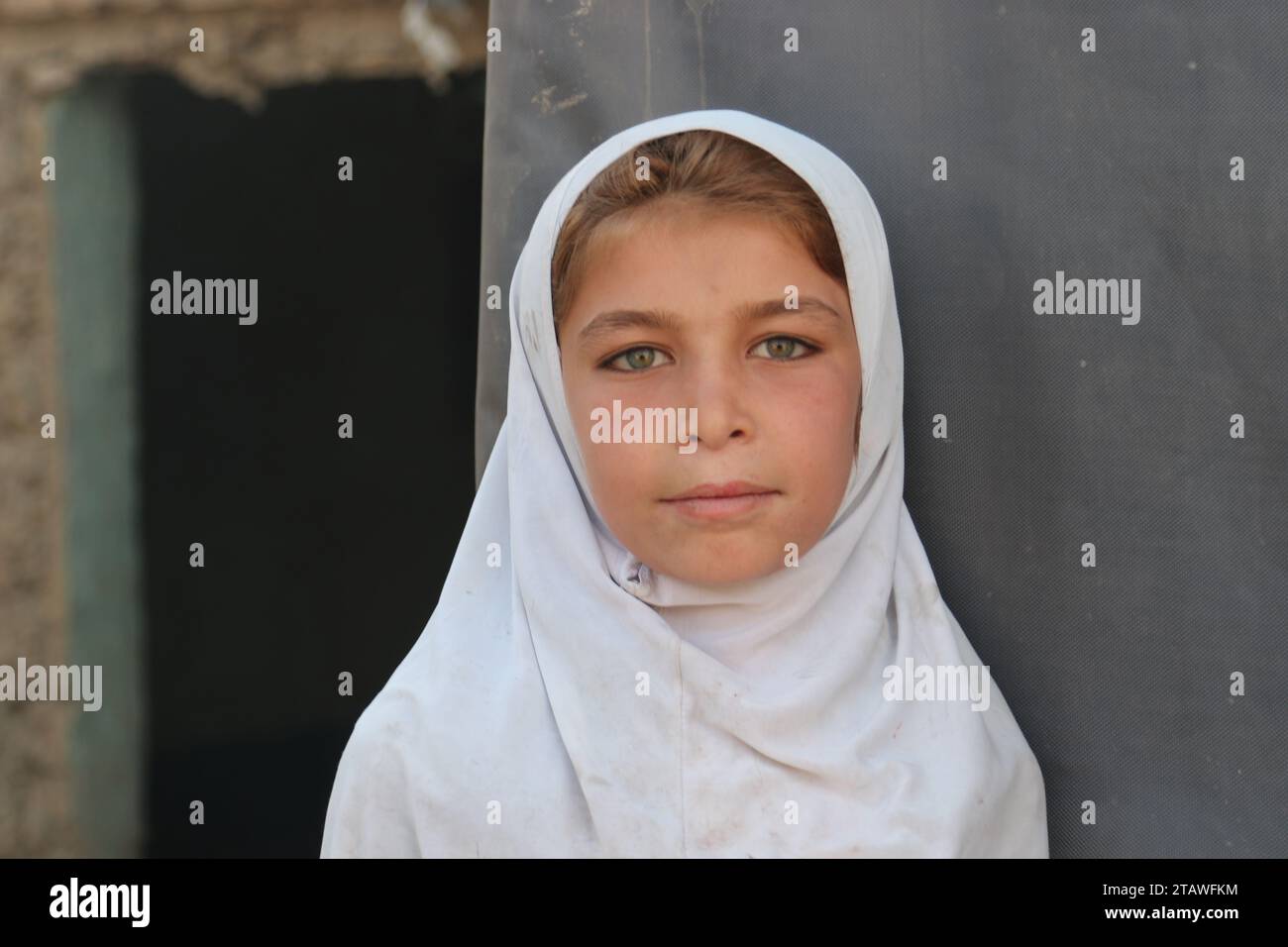 Bildung in Afghanistan: Schulen in verarmten Ländern, Schüler in einem Klassenzimmer in einer afghanischen Schule. Stockfoto