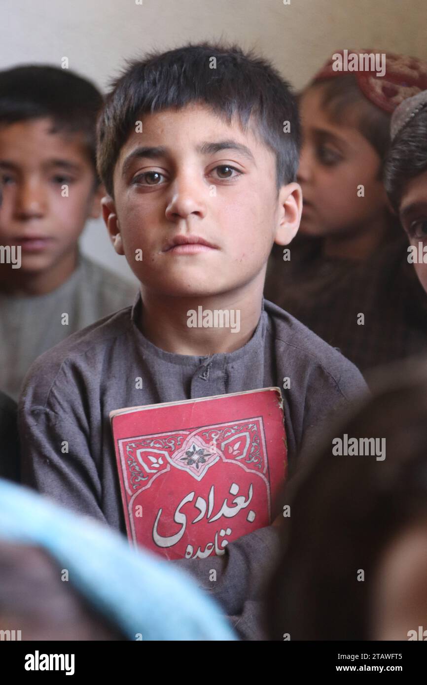 Bildung in Afghanistan: Schulen in verarmten Ländern, Schüler in einem Klassenzimmer in einer afghanischen Schule. Stockfoto